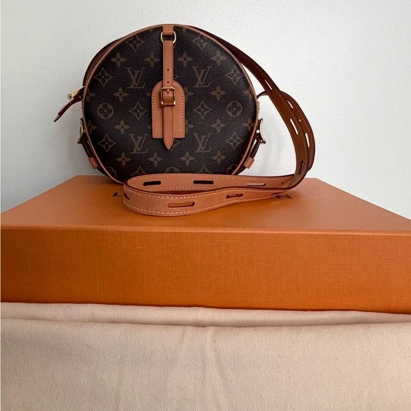 Louis Vuitton Boîte Chapeau Souple PM — Monogram Canvas Round Crossbody - Picture 8 of 8